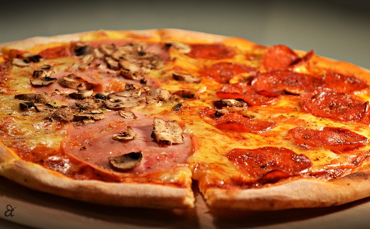 Четири вкуса во една пица – нема побрз рецепт, тестото се топи