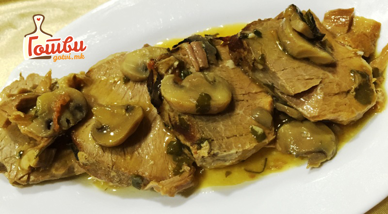 Месо во сос од печурки – врвен деликатес кој совршено оди со чаша вино