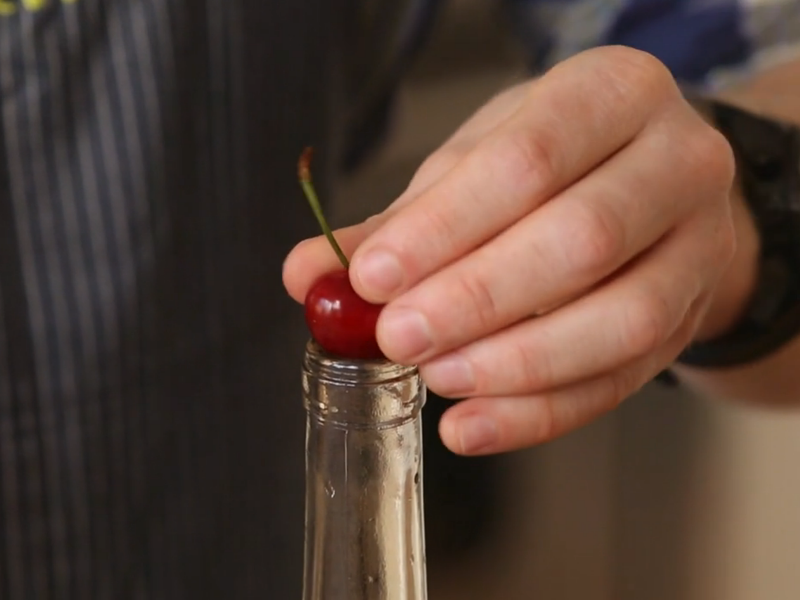 ВИДЕО: Како најбрзо се вадат семките од цреши и вишни?