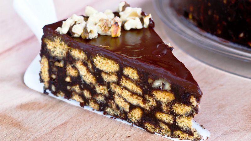 ВИДЕО рецепт: Чоколадна бисквит торта која не се пече