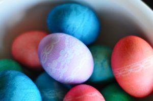 ВИДЕО: Бојадисајте Велигденски јајца користејќи чипка
