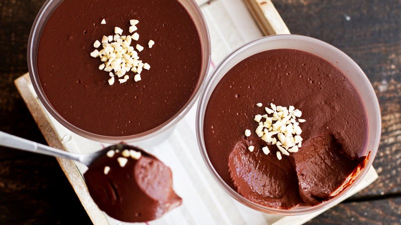 Едноставен чоколаден десерт со малини