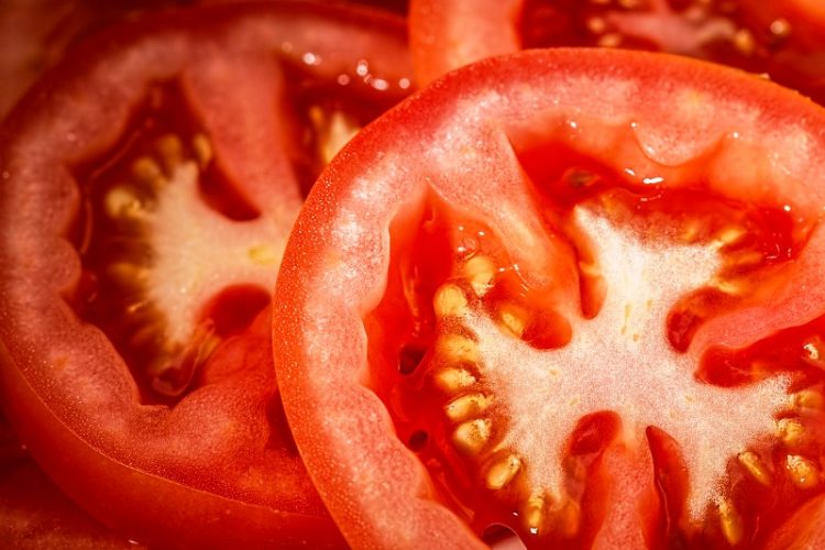Цел живот јадеме шопска а не го знаеме ова: Краставица и домат ОПАСНА комбинација