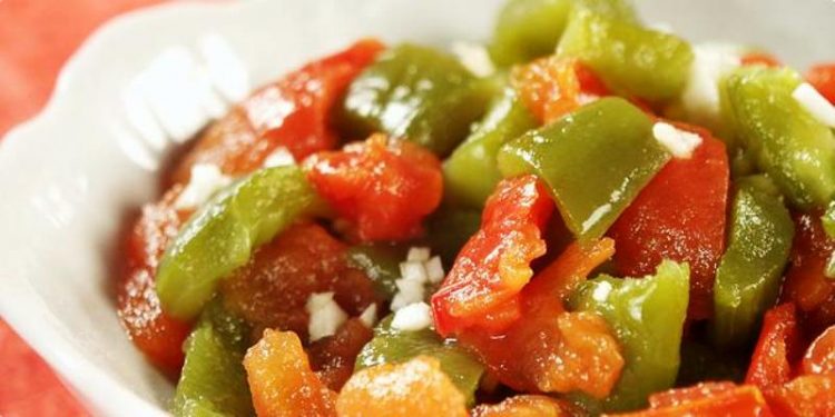 Ако се прејадовте крем салати за празниците: Зимска освежителна салата со печени пиперки