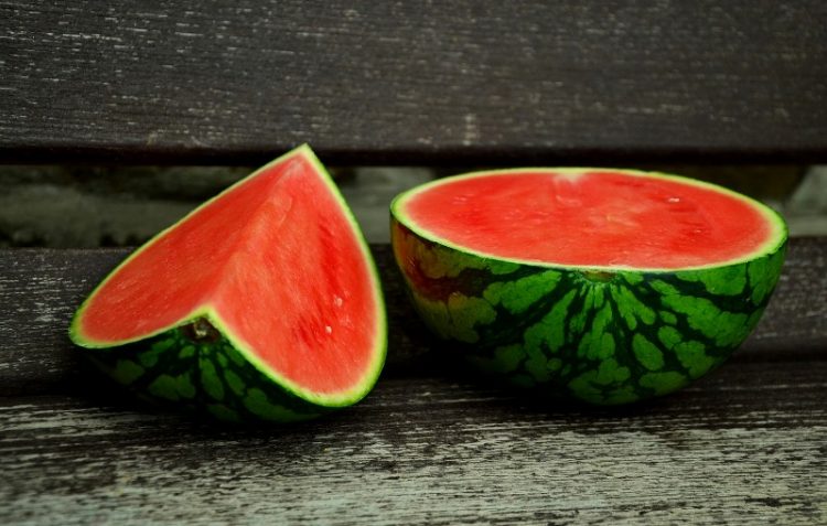 Цел живот погрешно сме јаделе лубеница – еве како треба (видео)