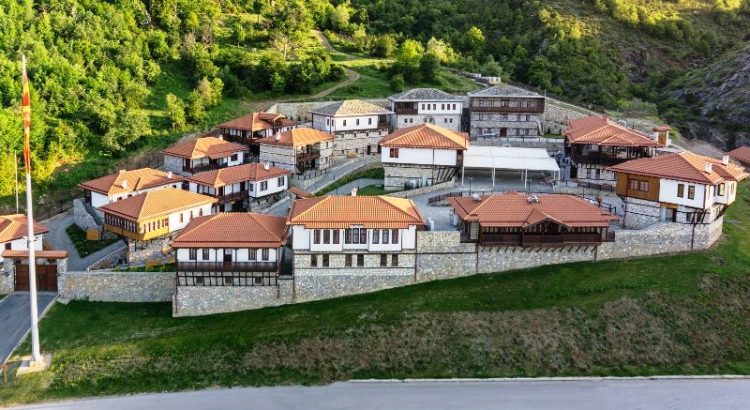 Автентични куќи, хотел, ресторани… Отворен комплексот „Македонско село“