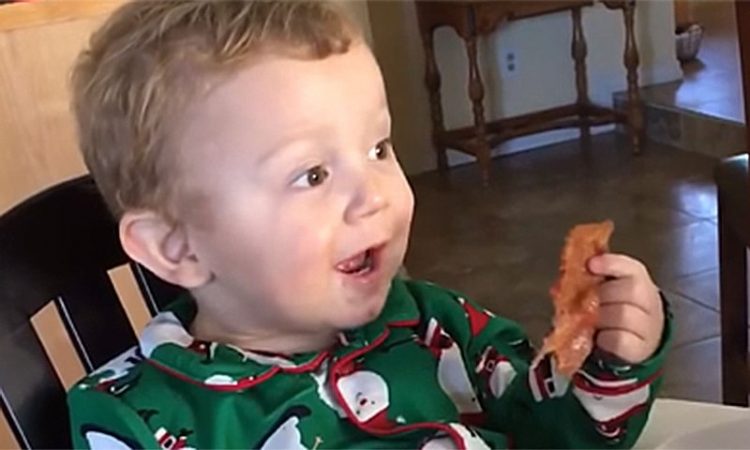 Урнебесно: Реакцијата на мало дете кое прв пат пробува сланина (видео)