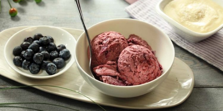 ВИДЕО: Сладолед од кокос и боровница – неодолив домашен рецепт