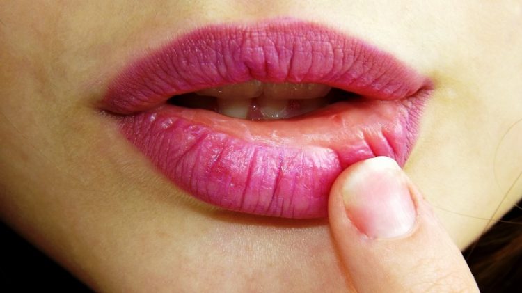 Брз пилинг за меки усни – Ви требаат само 2 состојки