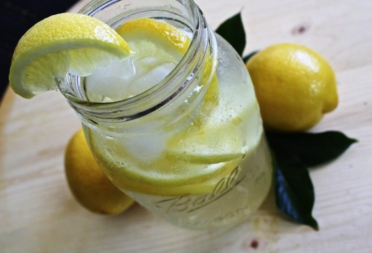 Водата со лимон е супер за слабеење но во овие случаи може да наштети