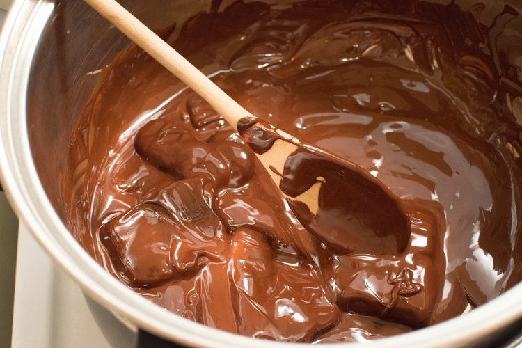 Чоколадни бомбици – домашен рецепт за ресана топчиња