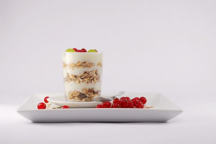 Јогурт-крем:  Лесен и евтин црвено жолт десерт