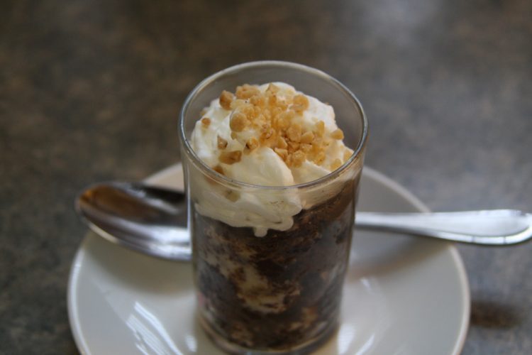 Чоко коцки во чаша готови за 4 минути – нема побрз десерт