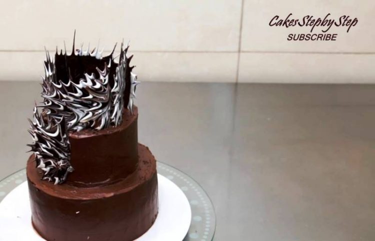 ВИДЕО: Измеша бела и црна чоколада – декорацијата за торта ќе ве остави без зборови