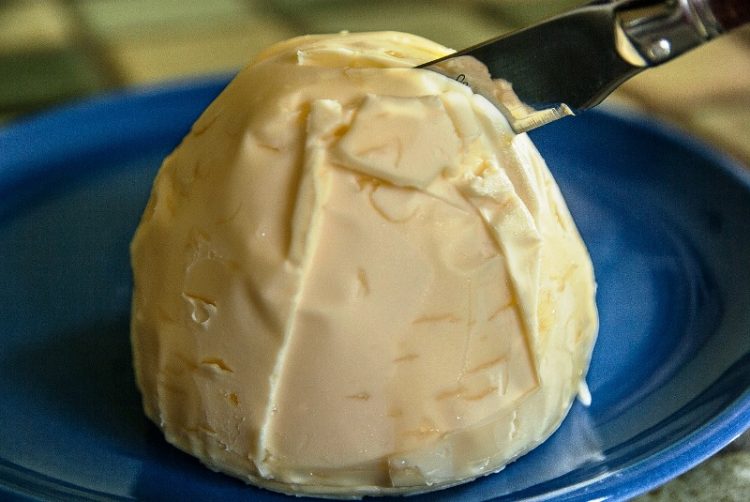 ВИДЕО: Еве како да направите домашен путер за 3 минути