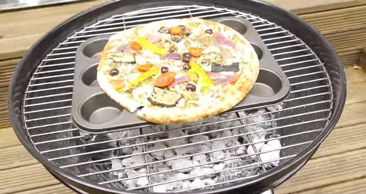 Видео рецепт: Пробајте да направите пица на скара