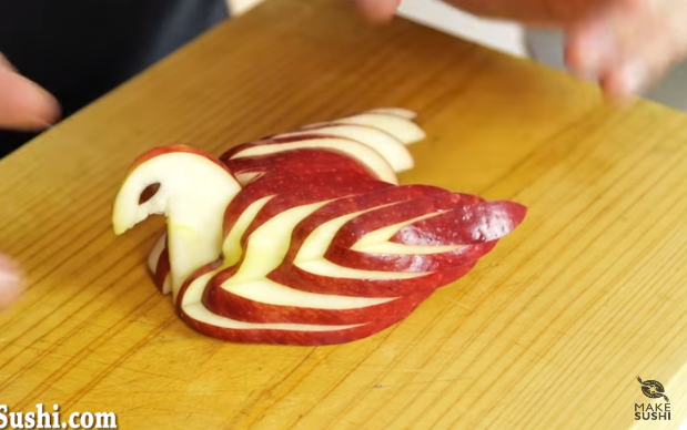 ВИДЕО: Ќе ви застане здивот – направете лебеди од јаболкa