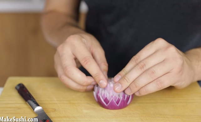 ВИДЕО: И од кромидот се прави уметност во кујна – нема да верувате