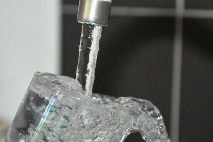 Чешмата е полна со отрови и бактерии – прочистете ја водата со една намирница