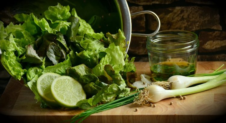 Зелени листови полни здравје – Еве зошто да јадете марула