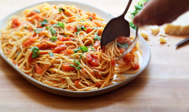 За љубителите на италијанска кујна: Гратинирани шпагети за вкусен викенд