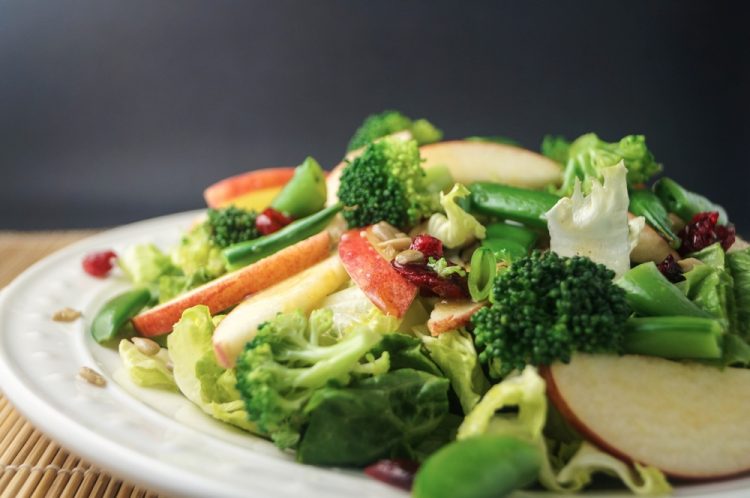 Витамини во чинија: Шарена салата со зелка и јаболко