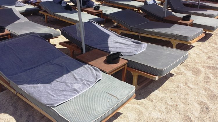 ФОТО: Би платиле ли 30 евра за овие лежалки?