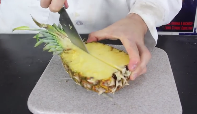 ВИДЕО: Креативни начини да исечете и сервирате ананас