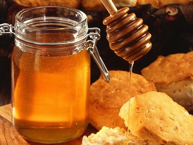 Само една лажица помага многу – Што му прави медот на телото