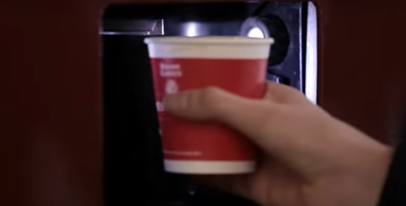 ВИДЕО: Ова е најдобриот кафемат – Точи кафе ако зевате