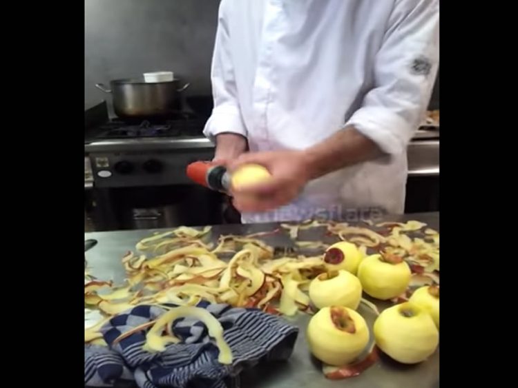 Овој мајстор ќе ви покаже како да излупите вреќа јаболка за само 1 минута! (ВИДЕО)