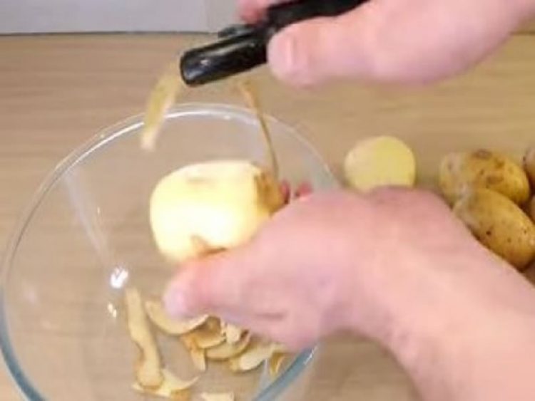 ТРИК: Излупете куп компири во БУКВАЛНО ДВА ПОТЕЗИ! (ВИДЕО)
