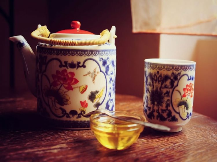 Почнете го утрото со лажица мед – Со кои јадења одговара?