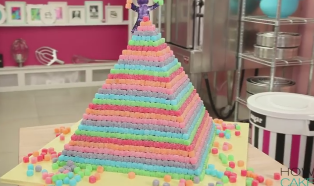 ВИДЕО: Оваа пирамида торта е фантастична – ќе се шокирате од внатрешноста