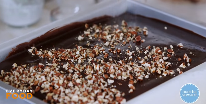 Глазурата е фантазија: Видео рецепт за најубавиот чоколаден колач на светот
