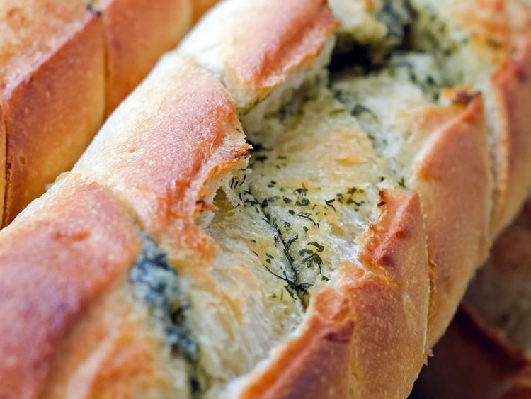 ВИДЕО РЕЦЕПТ: Ваков деликатес не сте пробале – Леб со пилешко и пармезан