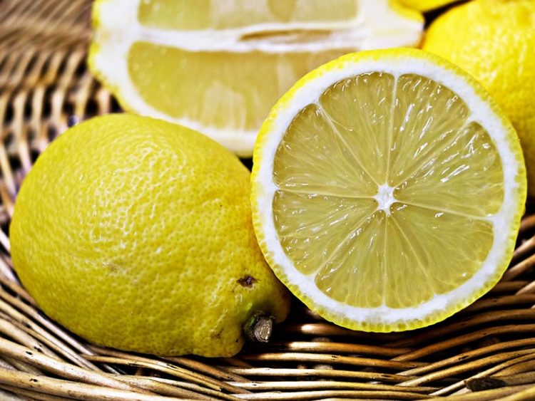 ЛОШИТЕ МИРИЗБИ ЌЕ ИСЧЕЗНАТ: Трик со лимон кој ќе ви го олесни секојдневието