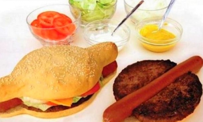 КАЛОРИСКА БОМБА: Спои хамбургер и хот дог и доби…