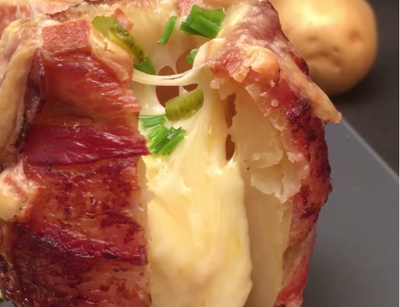 ВИДЕО: Ги замота компирите во сланина – направи деликатес