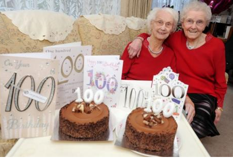 ФОТО: Близначки сечеа торта за 100. Роденден – ова е тајната за долговечност