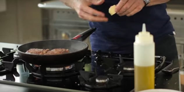 Славниот Гордон Ремси готви за вас: Како да направите совршен стек?