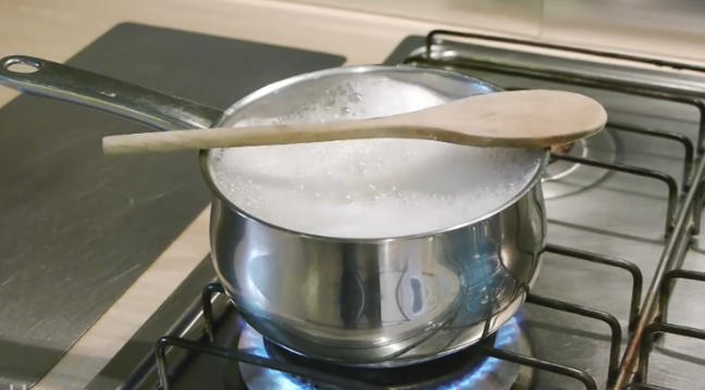 Не ви требаат скапи средства, ни мачно чистење – Евтин трик за шпоретот да блеска