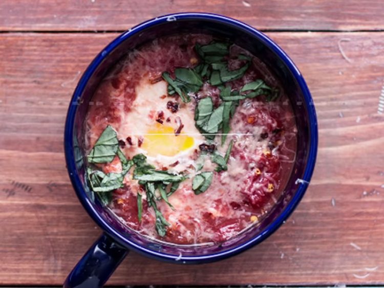 Експресен доручек од шолја: Уште вакво јајце не сте пробале! (ВИДЕО)