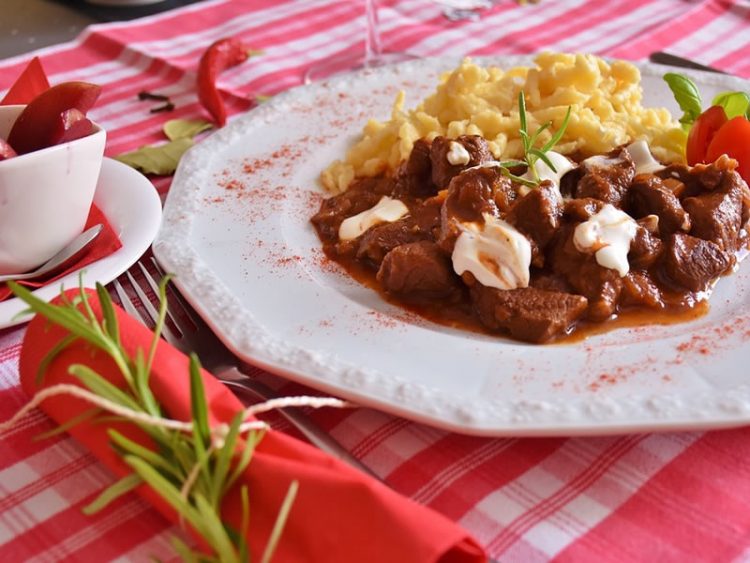 Унгарски рецепт: Традиционален гулаш кој ќе го обожавате!