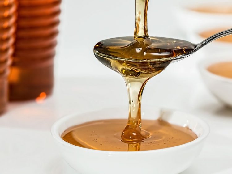 Еве што ќе ви се случи ако секое утро пиете вода со мед!