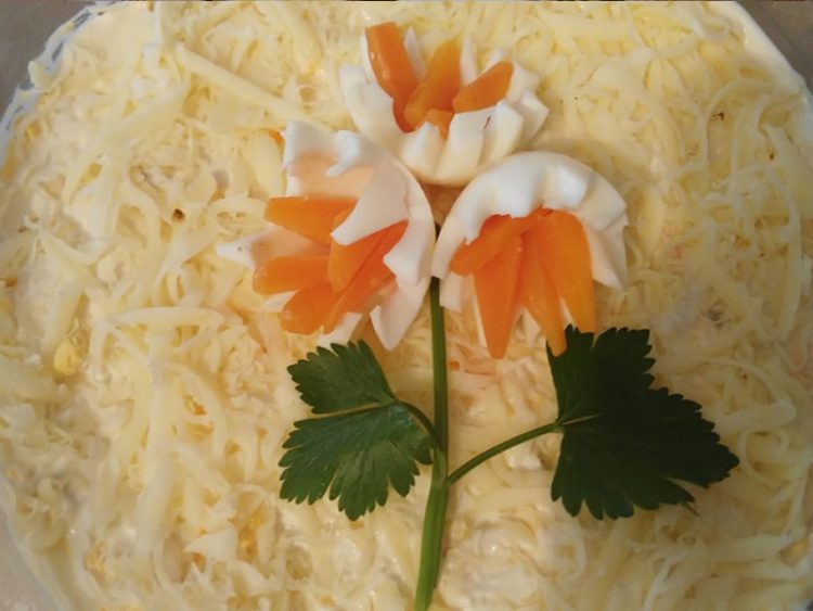 Бела крем салата: Кашкавал, шунка и печурки, лесна за правење, погодна за свечености