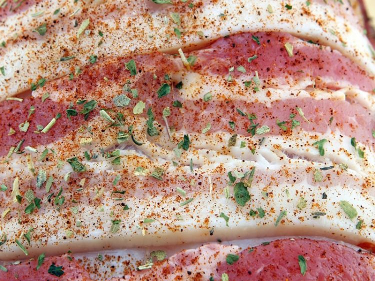 Рецепт за најсочното бело месо со сланина