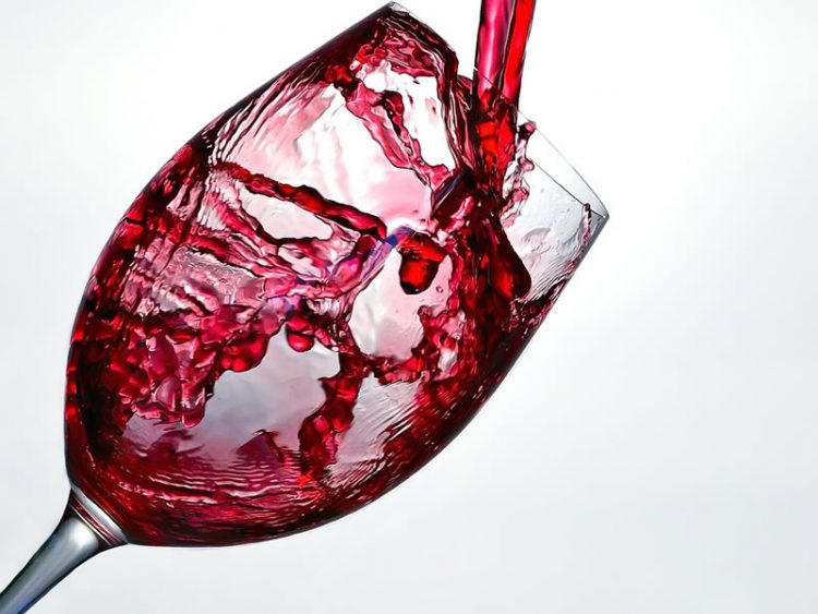 Едноставен трик со кој вашето евтино вино ќе поприми вкус на скапоцено