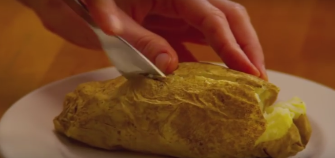 ВИДЕО: Испечете компири во микро – да, можно е!