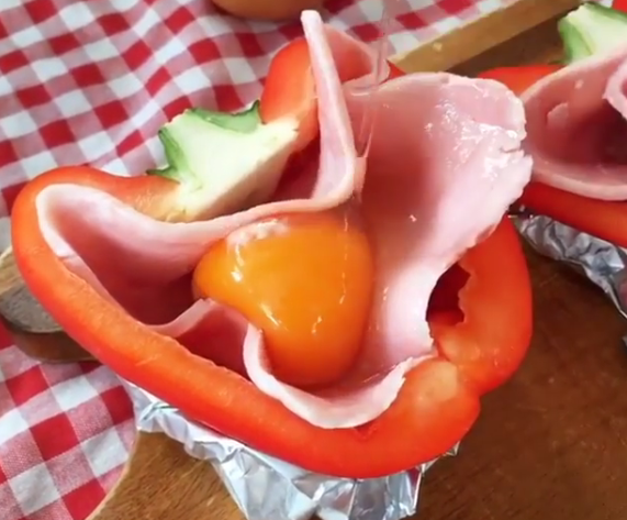 ВИДЕО: Исече пиперка па стави јајце на половинките – ХИТ рецепт